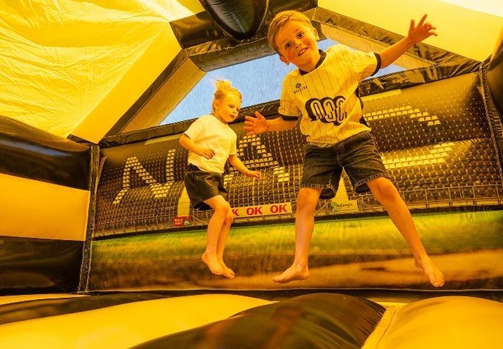 NAC Voetbalthema met Glijbaan | Springkussen Huren