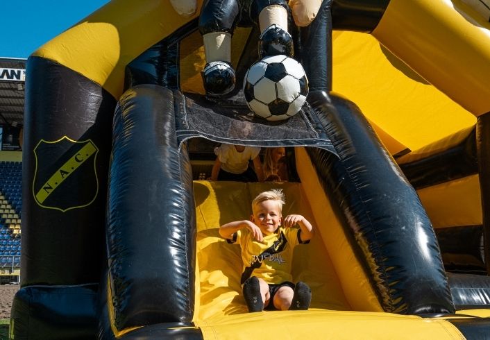 NAC Voetbalthema met Glijbaan | Springkussen Huren