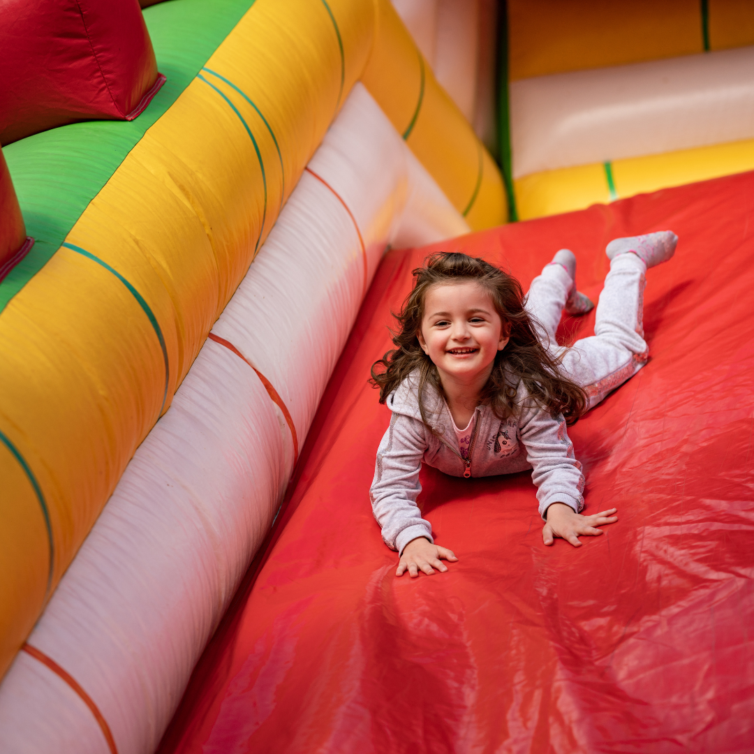 Springkussen Huren | Comic | 4,9 m x 4,0 m x 3,5 m | Geschikt Voor 6 Personen - Jump Express