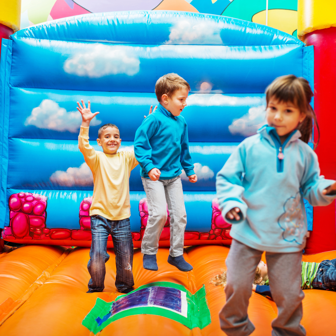 Springkussen Huren | Tractor | 4,9 m x 4,0 m x 3,3 m | Geschikt Voor 6 Personen - Jump Express